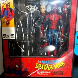 Spider man knock off mafex it has one really loose arms all the hands are there